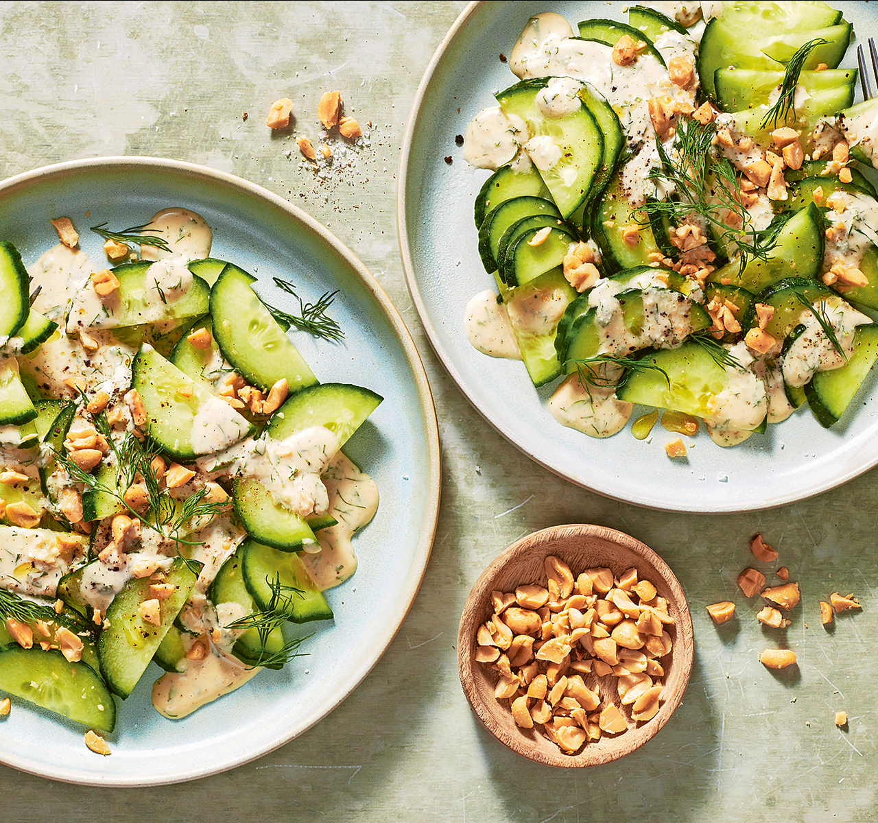 Salade de concombres en sauce cacahuète
