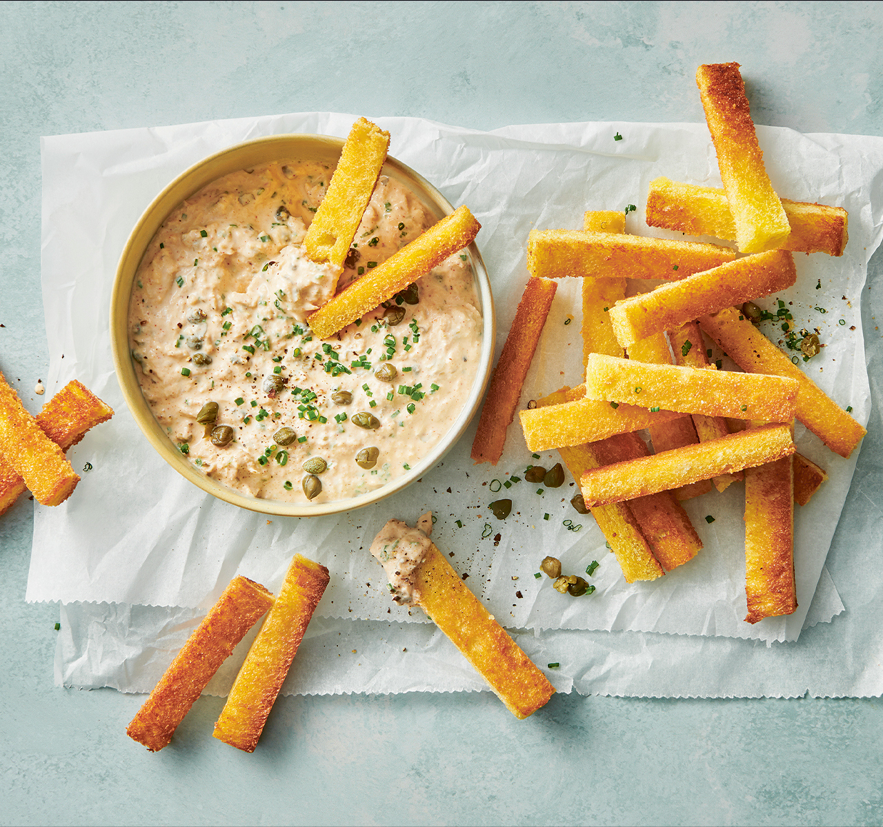 Stick di toast croccanti con salsa al tonno